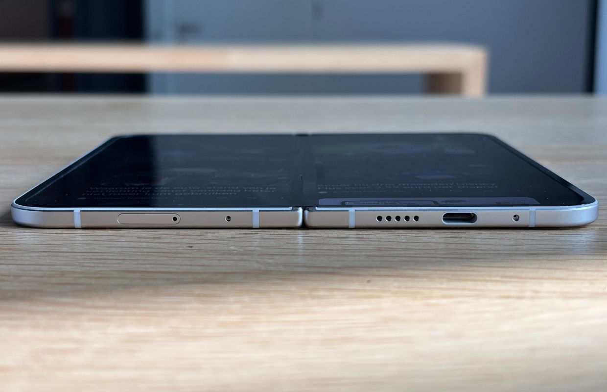 de google pixel 9 pro fold opengevouwen op een tafel vanaf de onderkant