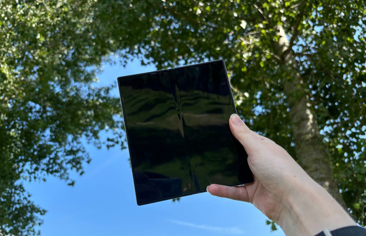 samsung galaxy z fold 6 uitgevouwen in handen